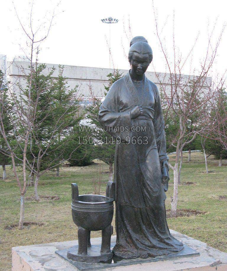 公園站在香爐旁邊的古代人物景觀銅雕 公園站在香爐旁邊的古代人物景觀銅雕