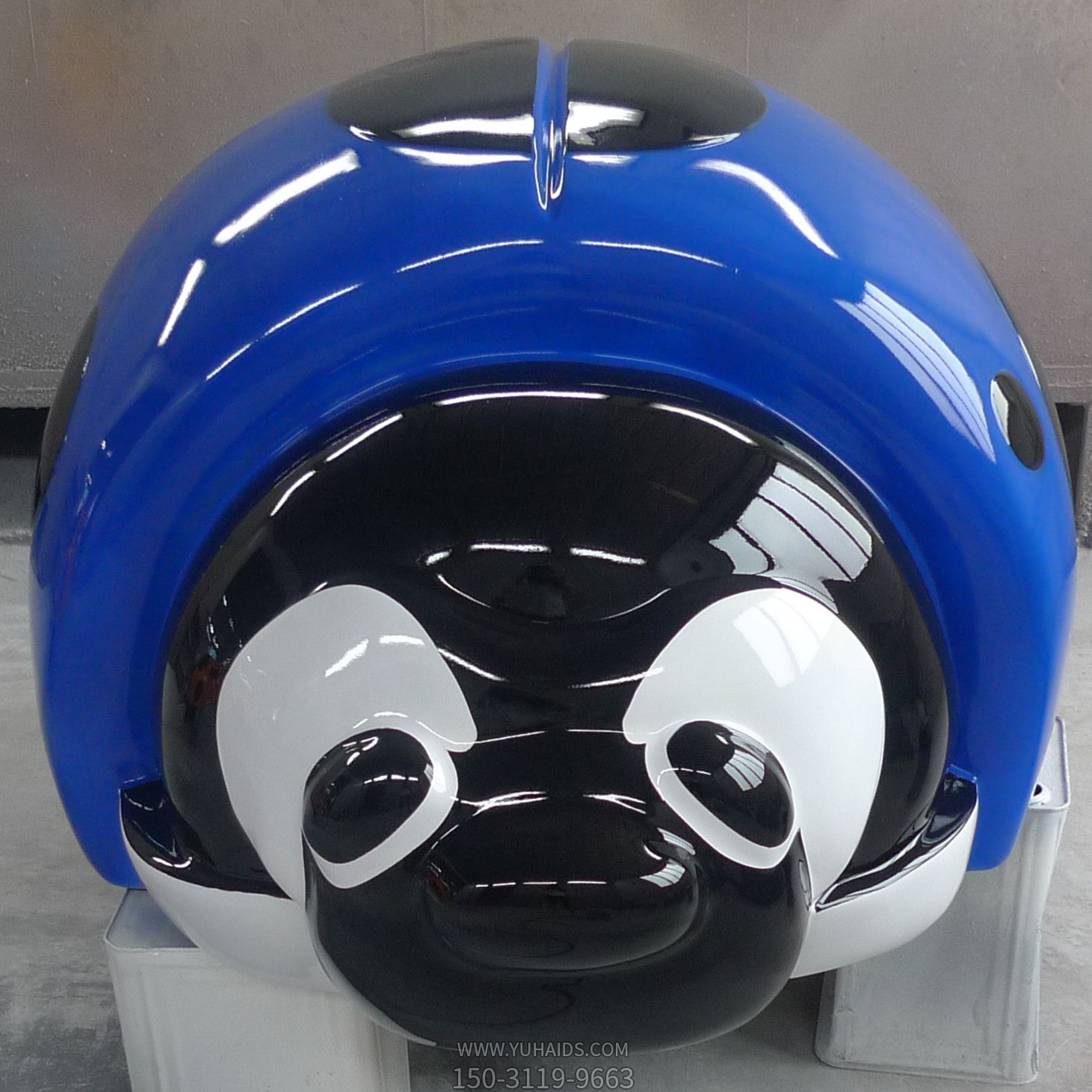 公園里擺放的深藍(lán)色色的玻璃鋼卡通瓢蟲雕塑