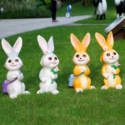樹(shù)林四只卡通樹(shù)脂兔子雕塑