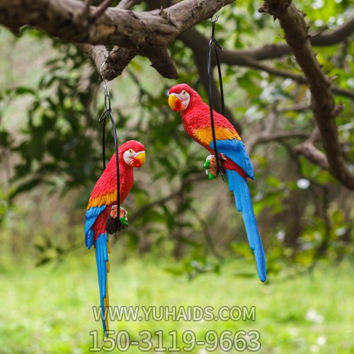公園樹上踩著吊環(huán)休息的玻璃鋼彩色鸚鵡雕塑 公園樹上踩著吊環(huán)休息的玻璃鋼彩色鸚鵡雕塑