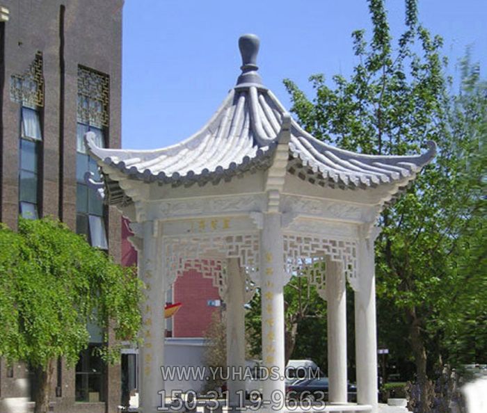 學校休息區(qū)擺放漢白玉鏤空青瓦涼亭雕塑