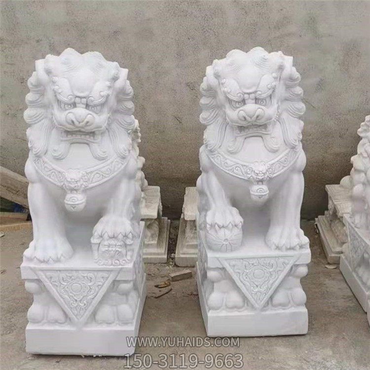  祠堂庭院門(mén)前擺放漢白玉浮雕石雕獅子一對(duì)雕塑