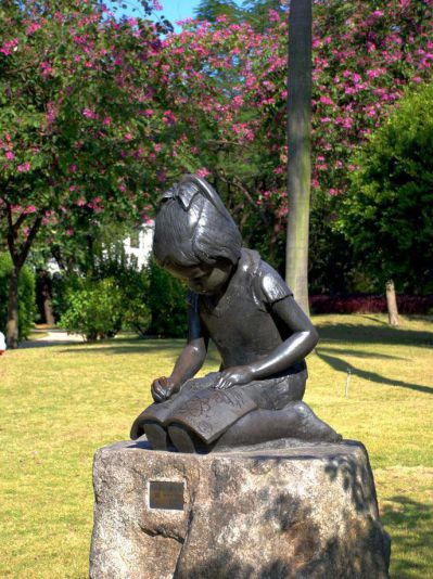 校園兒童踢球銅雕是怎么制作出來的?