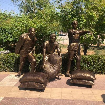 搬麻袋的工人，玻璃鋼仿銅民俗生活人物情景雕塑