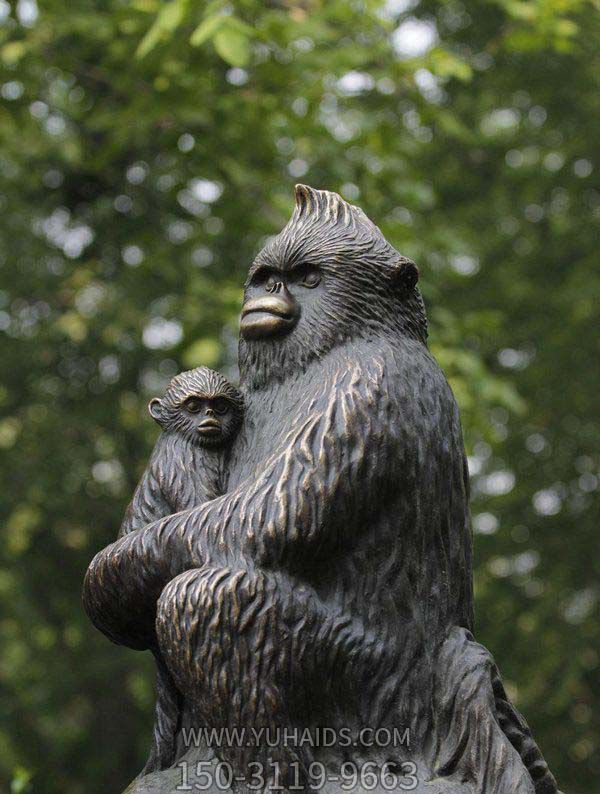 小區公園擺放的抱小猴子的玻璃鋼創意猴子雕塑