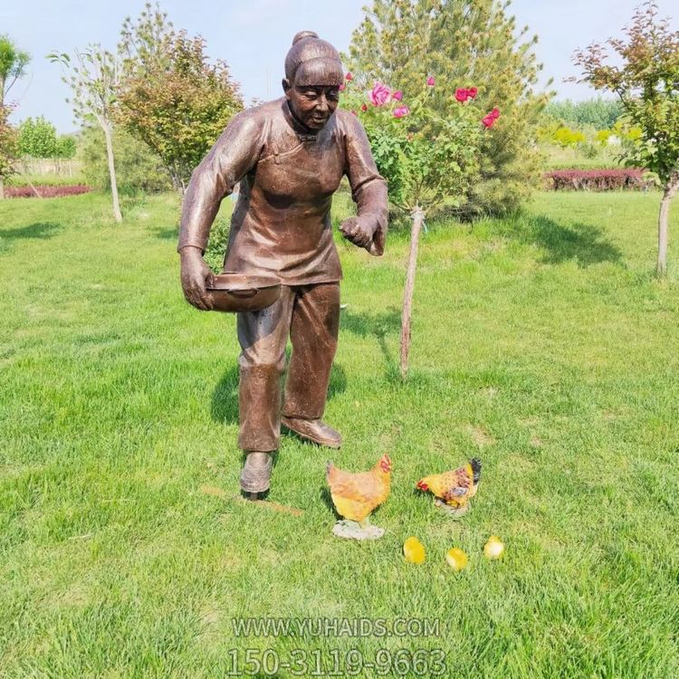 喂雞人物雕塑，玻璃鋼仿銅民俗生活人物情景雕塑