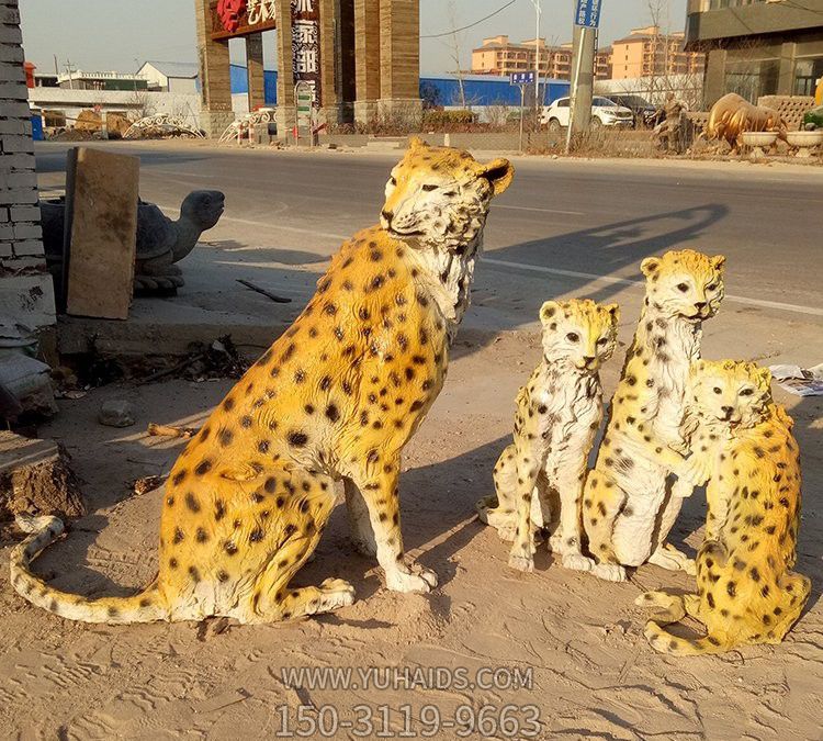 公園中坐立中的黃色金錢豹，仿真動物，彩繪雕塑