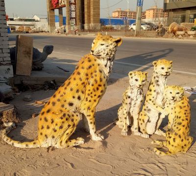 公園中坐立中的黃色金錢豹，仿真動物，彩繪雕塑