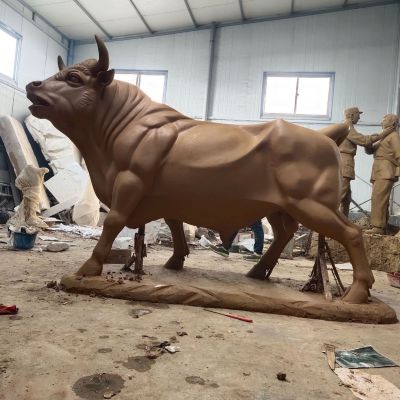 公園里擺放的一只抬頭的玻璃鋼創意華爾街牛