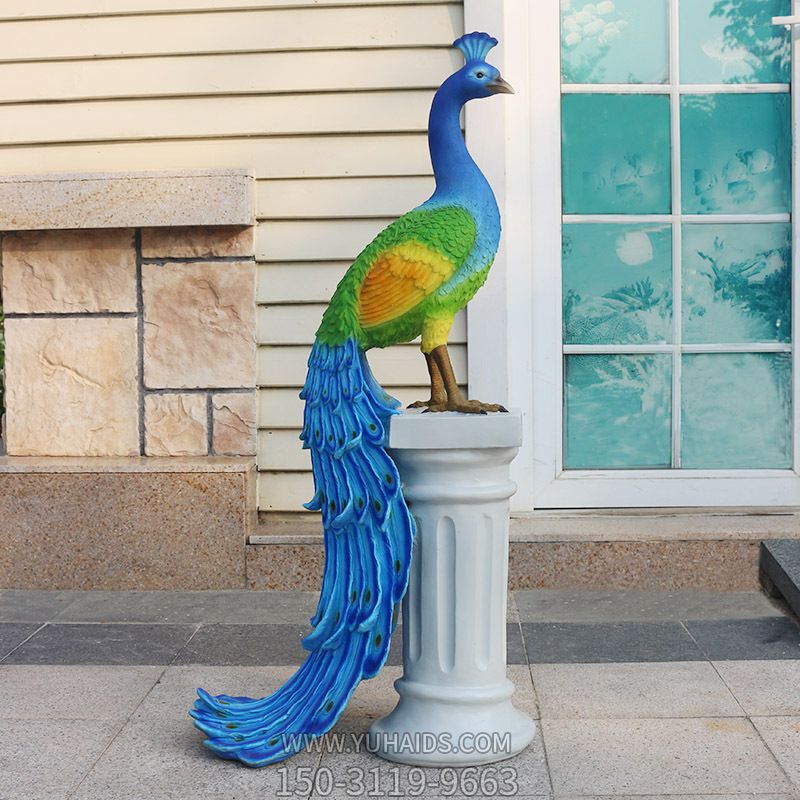 花園里石柱上的玻璃鋼彩繪孔雀雕塑