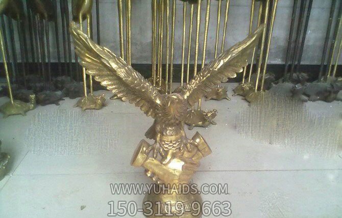 廣場擺放不銹鋼噴漆老鷹雕塑