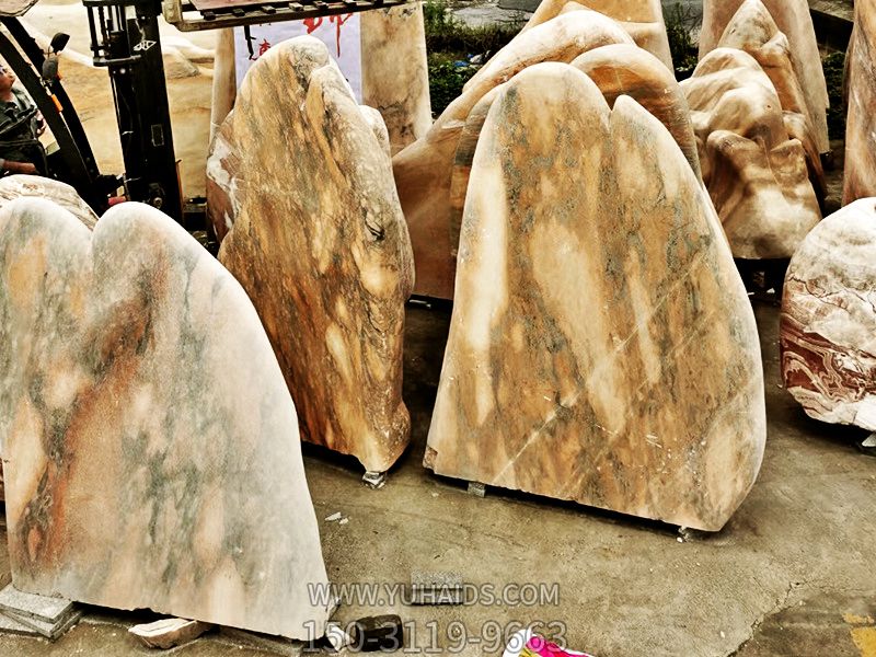 小區廣場擺放紋理景觀石雕塑