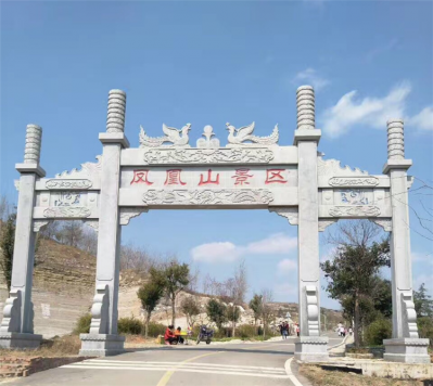 景區(qū)入口石牌坊，沖天式三間四柱牌坊