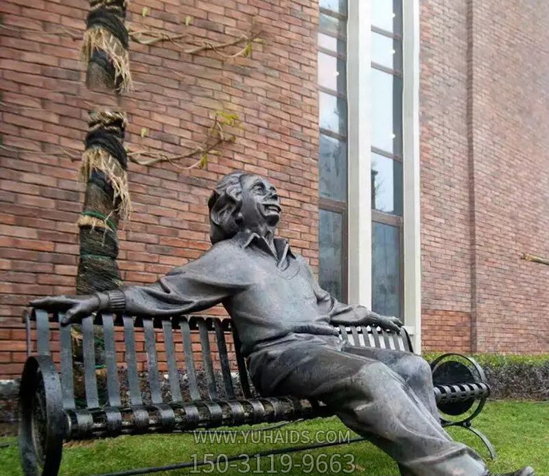 公園人物銅雕坐著長(zhǎng)椅上的愛因斯坦雕塑