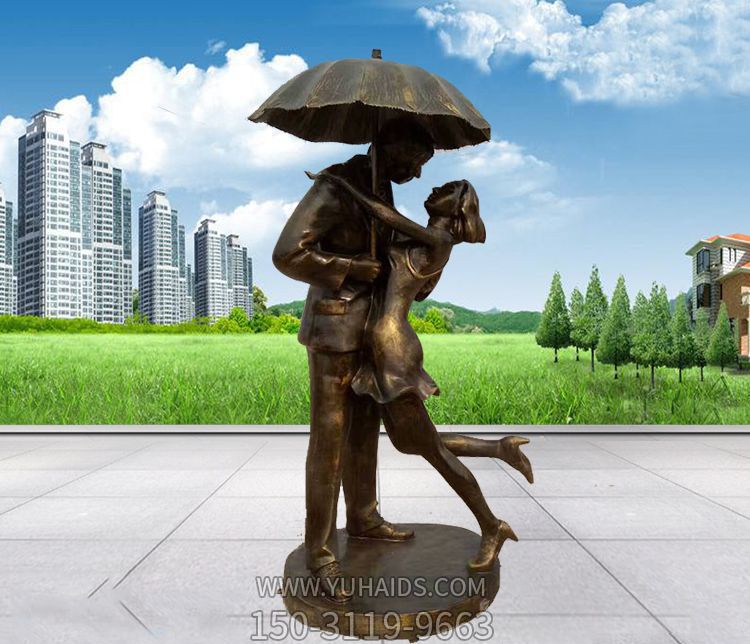 公園銅雕打傘接吻的情侶雕塑