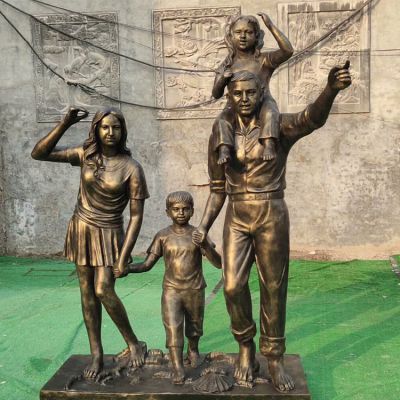 商場(chǎng)戶(hù)外街道玻璃鋼一家四口人物雕塑