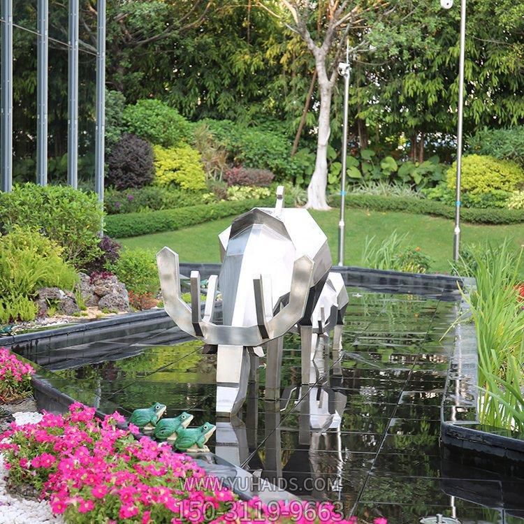 不銹鋼鹿，低頭喝水塊面梅花鹿雕塑