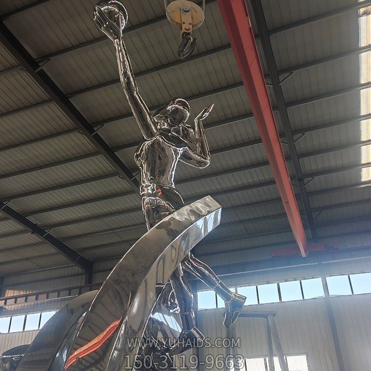 校園廣場不銹鋼鏡面抽象運動打球的人物雕塑
