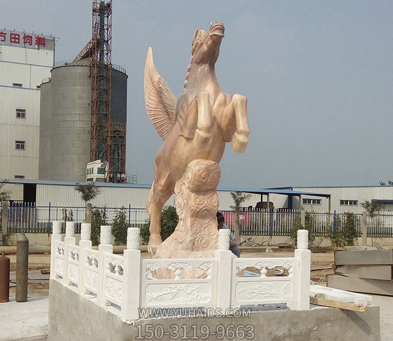 廣場上擺放的黃蠟石石雕創(chuàng)意飛馬雕塑