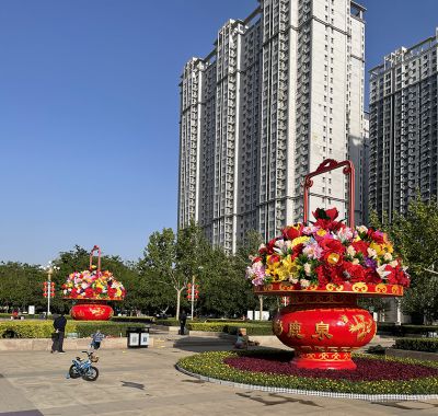 迎接國慶玻璃鋼彩繪大花籃雕塑