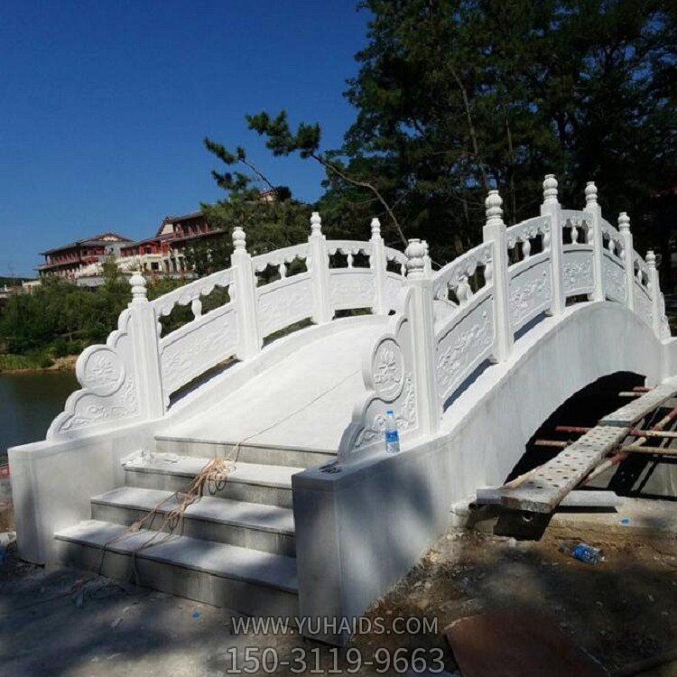 景區(qū)湖邊裝飾漢白玉石拱橋防護(hù)欄桿雕塑