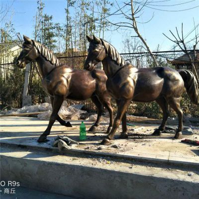 銅雕馬兒，肌肉強健的馬雕塑