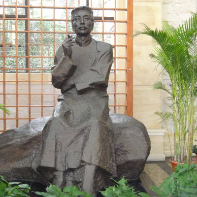 坐著石頭上抽煙的玻璃鋼人物景觀魯迅雕塑