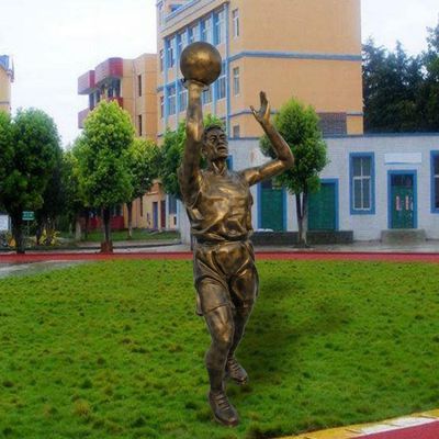廣場草坪擺放玻璃鋼仿銅人物打籃球雕塑