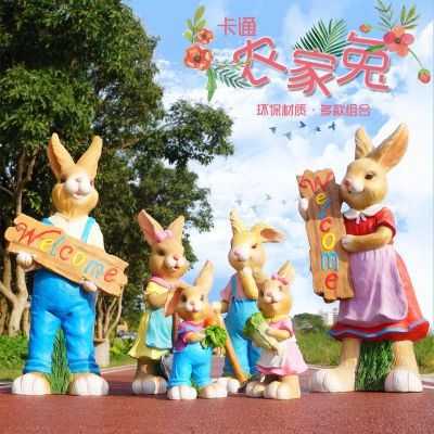 酒店門口一群大小不一的玻璃鋼兔子雕塑