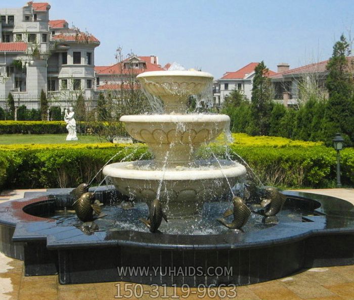 公園擺放的噴水玻璃鋼噴漆鯉魚雕塑 公園擺放的噴水玻璃鋼噴漆鯉魚雕塑