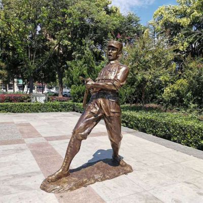 雙手端機(jī)器掃射的八路軍戰(zhàn)士，玻璃鋼仿銅人物塑像