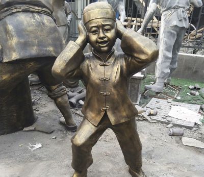 景區(qū)銅雕捂著耳朵的兒童雕塑