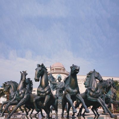 廣場大型玻璃鋼仿銅阿波羅展翅景觀雕塑，戶外園林馬群雕塑