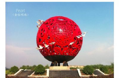 廣場(chǎng)創(chuàng)意鴿子環(huán)繞不銹鋼紅色鏤空球雕塑