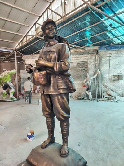 玻璃鋼仿銅女戰(zhàn)士解放軍雕塑