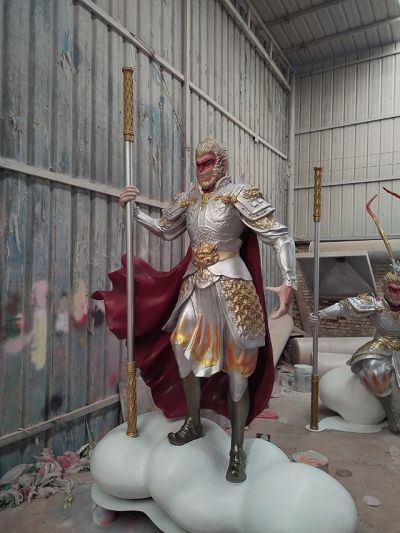 站在云朵上的齊天大圣雕塑