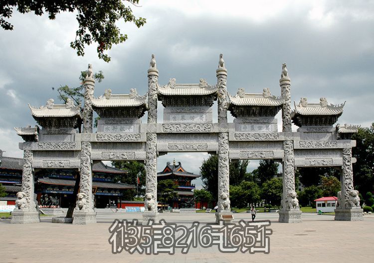 廣場大型石雕牌樓