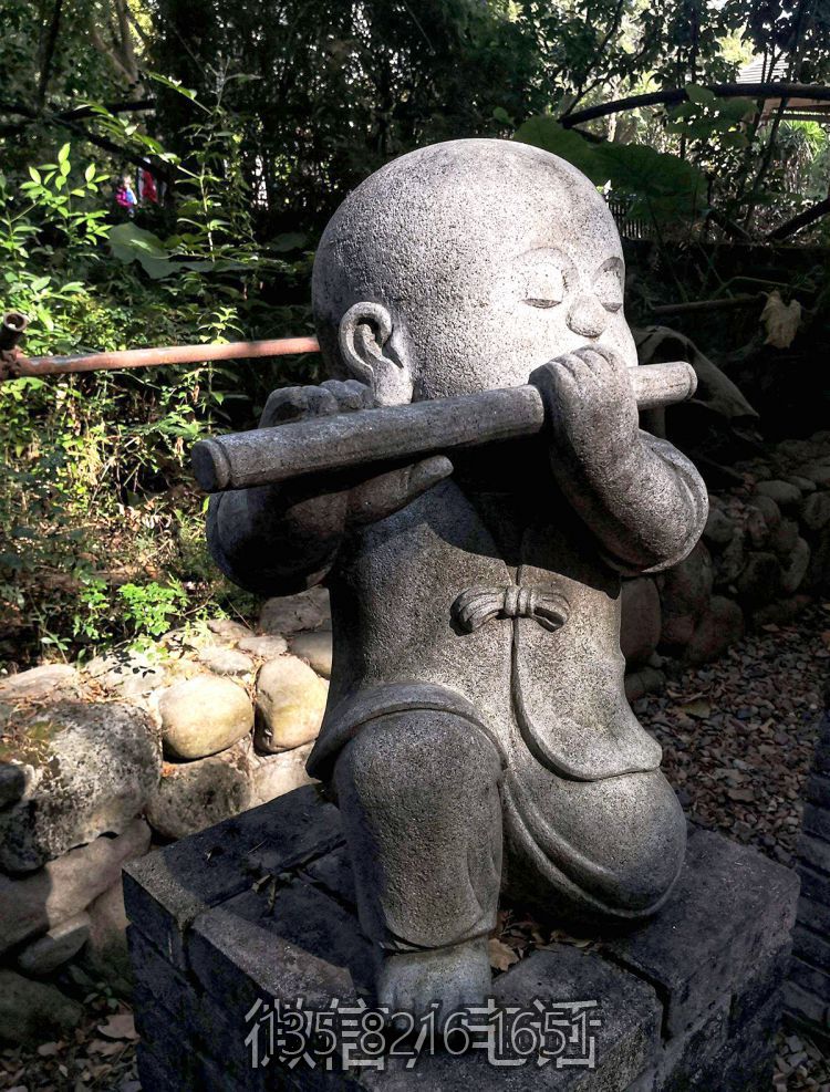 創意石雕園林吹笛子的小沙彌雕塑