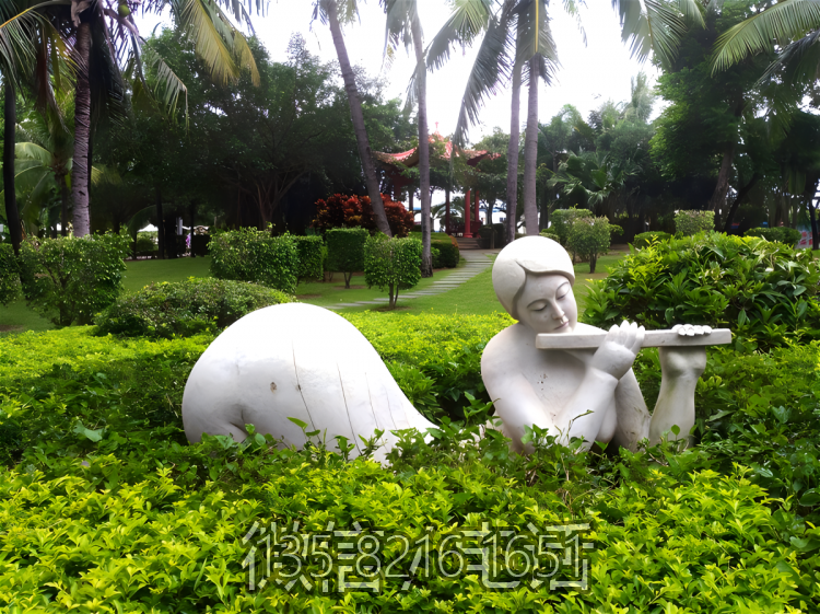 公園戶外石雕創(chuàng)意趴著吹笛子的人物雕塑