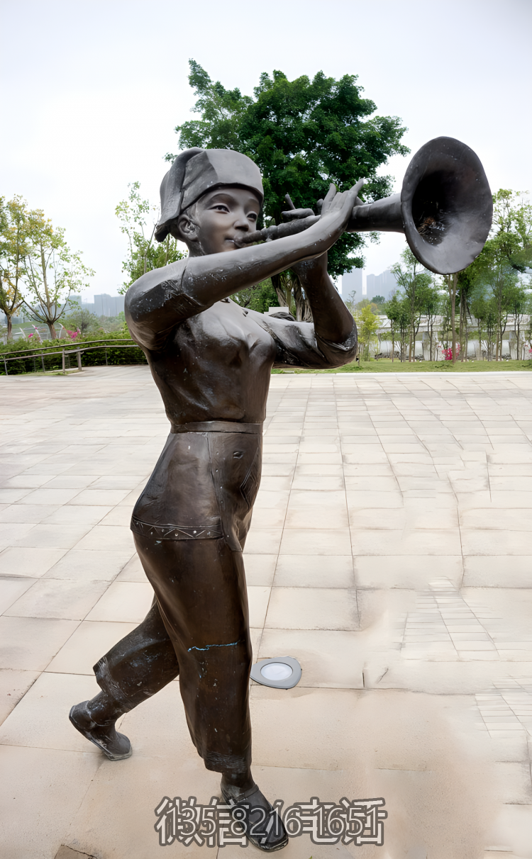 吹嗩吶的少數民族人物銅雕塑