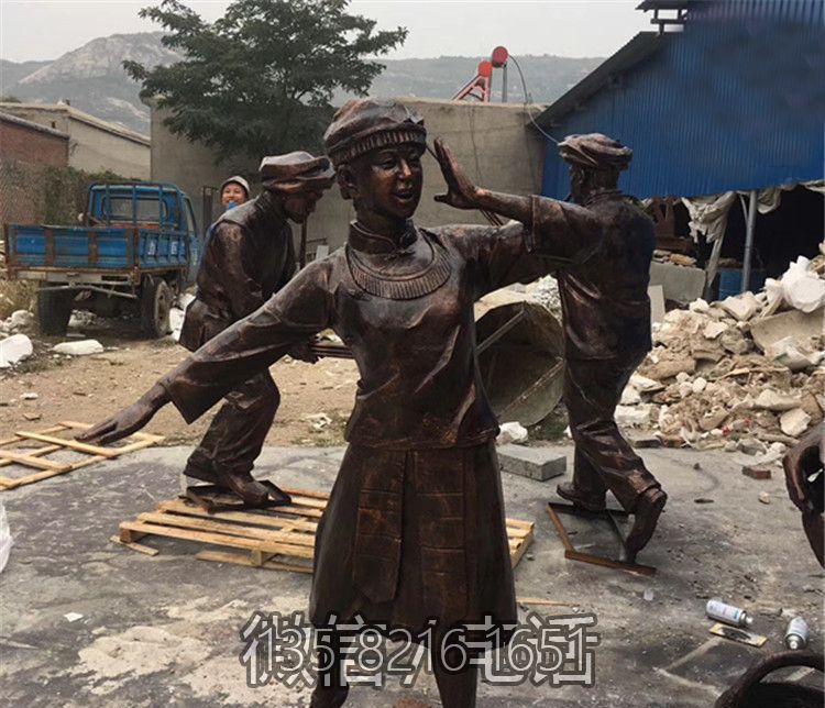景區(qū)公園擺放少數(shù)民俗唱歌女孩人物玻璃鋼仿銅雕塑