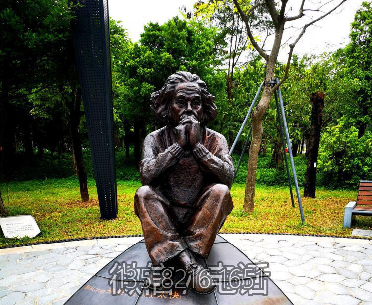 公園坐著思考的玻璃鋼仿銅西方名人愛因斯坦雕塑