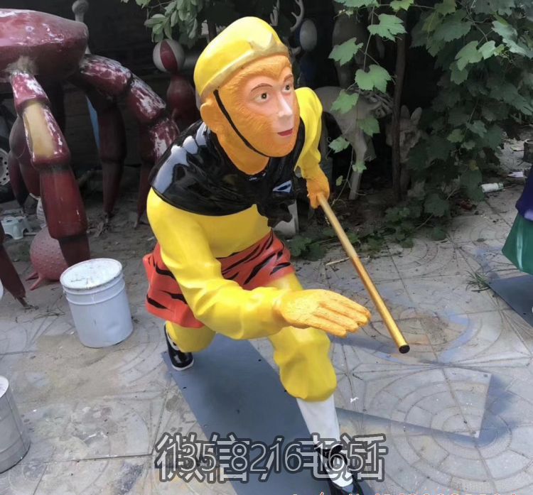 兒童游樂(lè)場(chǎng)擺放玻璃鋼彩繪孫悟空神戶(hù)人物雕塑