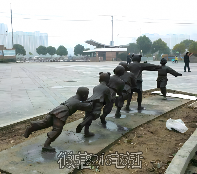 老鷹抓小雞鑄銅童趣人物雕塑