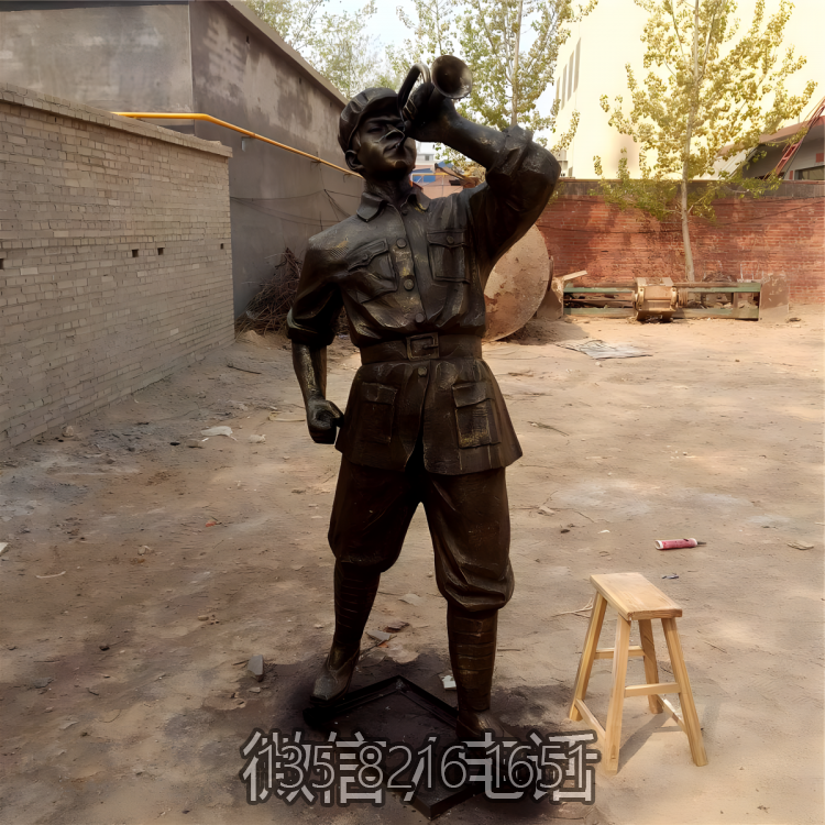 吹號的玻璃鋼仿銅八路軍戰士雕塑