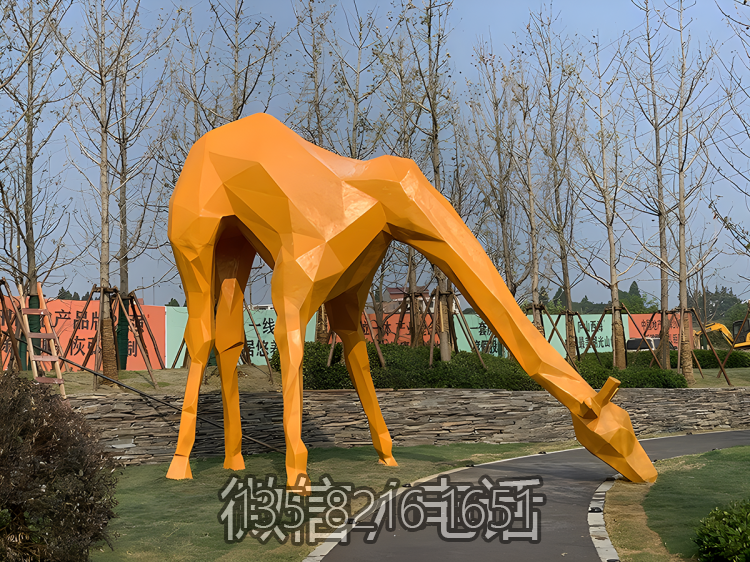 園林戶外大型玻璃鋼動物景觀擺件塊面抽象長頸鹿雕塑