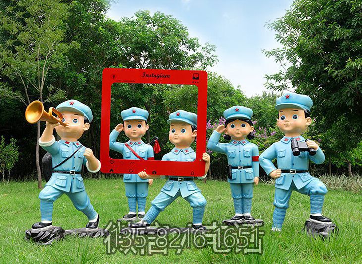 創意玻璃鋼卡通八路軍人物雕塑