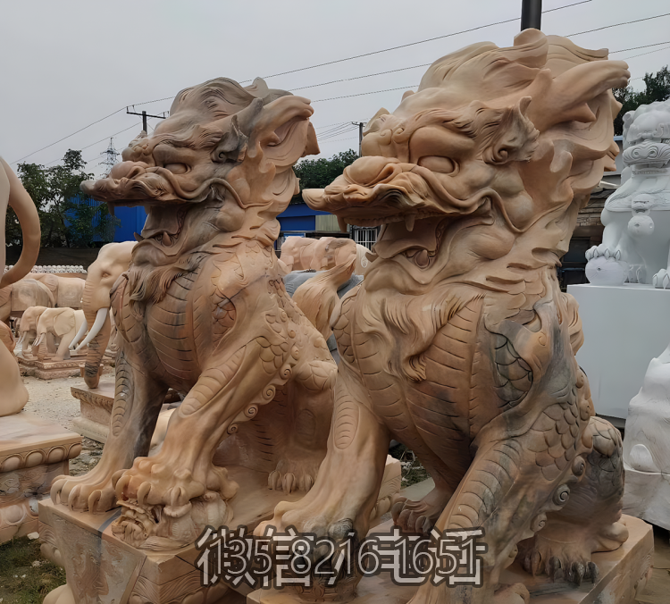 酒店大型景觀(guān)黃蠟石石雕招財(cái)神獸麒麟雕塑
