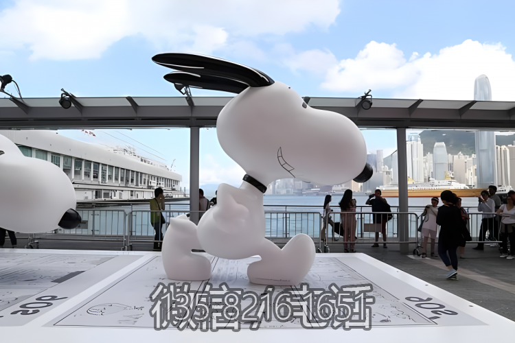 商業(yè)街創(chuàng)意擺件玻璃鋼卡通動(dòng)物奔跑的Snoopy雕塑