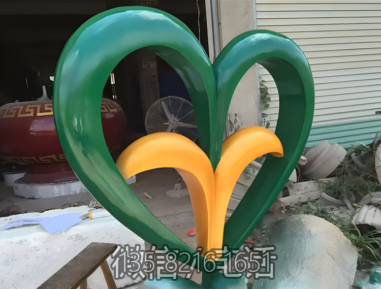 “發(fā)芽”玻璃鋼愛心造型雕塑